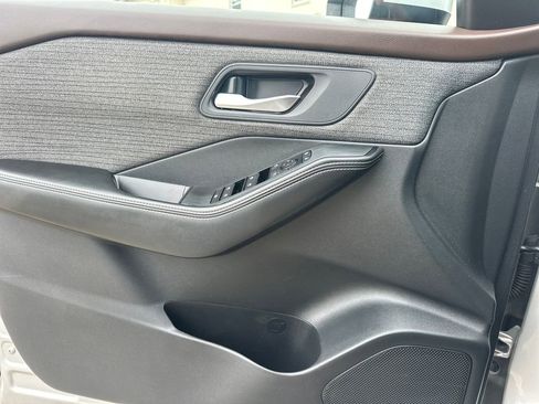 Used 2023 Nissan Rogue SV FWD image 13