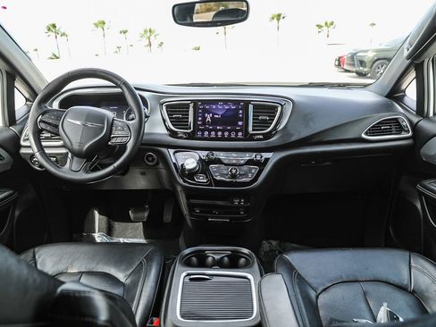 Used 2020 Chrysler Pacifica Touring-L Plus w/ S Appearance Package FWD image 12
