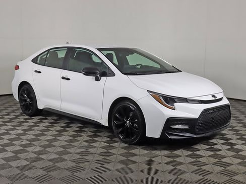 Used 2022 Toyota Corolla SE image 2
