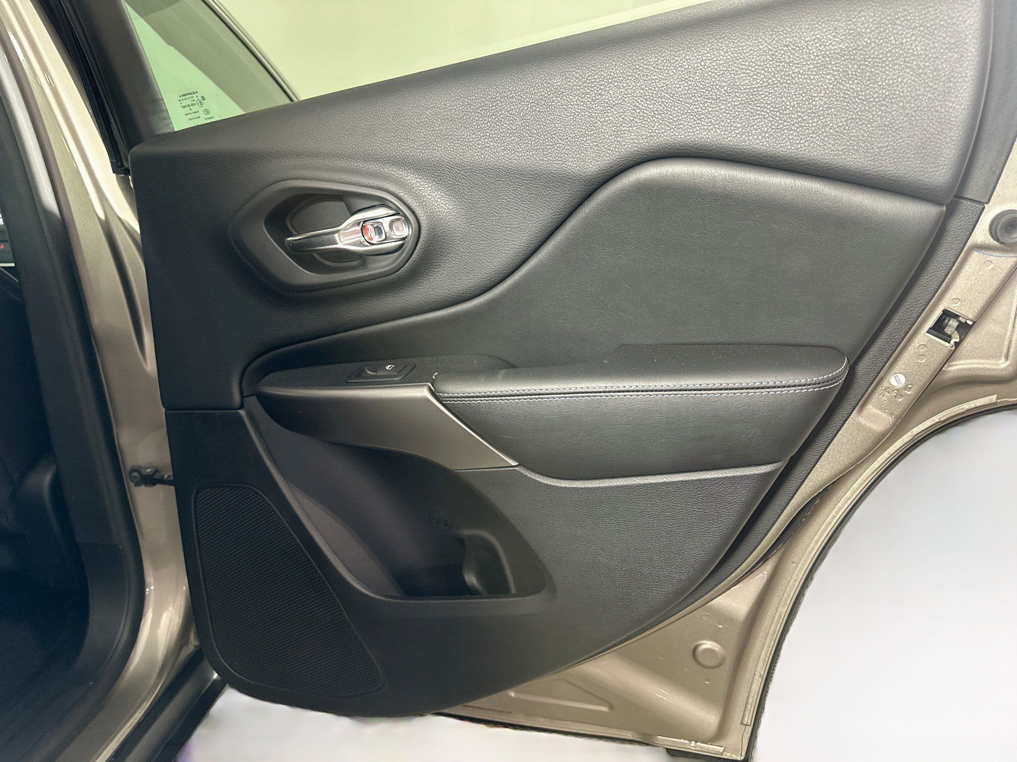 Used 2019 Jeep Cherokee Latitude w/ Popular Appearance Group FWD image 27