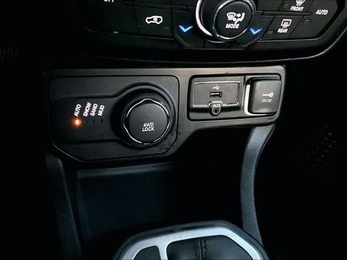 Used 2023 Jeep Renegade Latitude AWD/4WD image 32