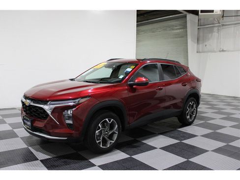 Used 2025 Chevrolet Trax LT w/ LT Convenience Package image 7