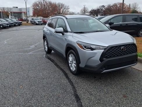 Used 2024 Toyota Corolla Cross LE image 3