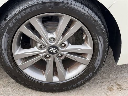 Used 2017 Hyundai Elantra SE image 8