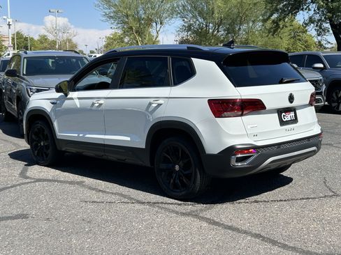 Used 2023 Volkswagen Taos SE w/ Panoramic Sunroof Package FWD image 3