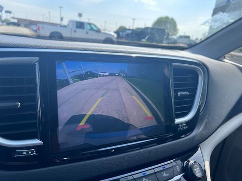 Used 2024 Chrysler Pacifica Touring-L image 22