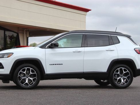 Used 2025 Jeep Compass Limited AWD/4WD image 6