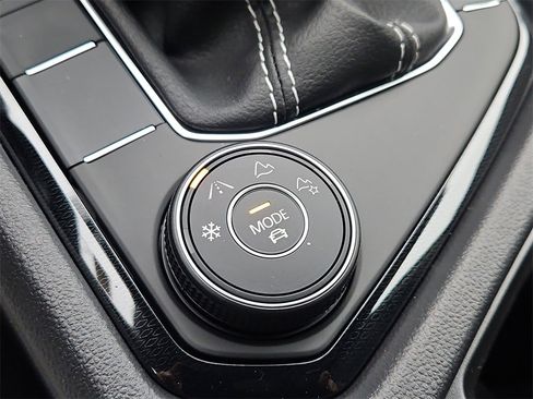 New 2025 Volkswagen Taos SE image 8