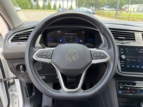 Used 2023 Volkswagen Tiguan SE w/ Panoramic Sunroof Package FWD image 19