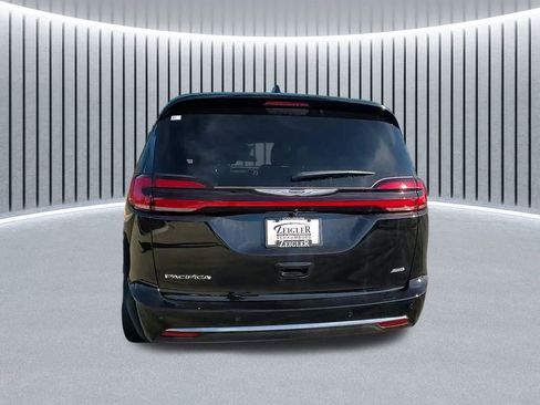 New 2026 Chrysler Pacifica Select image 4