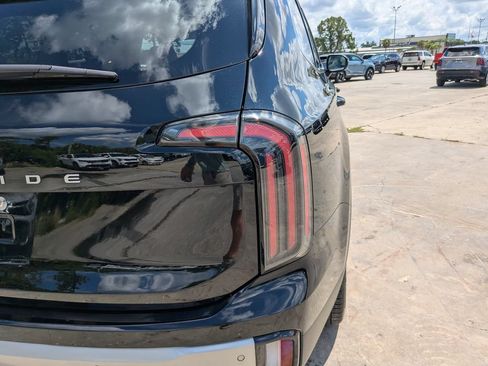 Used 2023 Kia Telluride EX w/ EX Captain's Chair Package FWD image 11