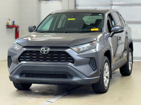 Used 2022 Toyota RAV4 LE AWD/4WD image 3