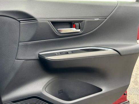 Used 2021 Toyota Venza XLE w/ Softex Package image 25