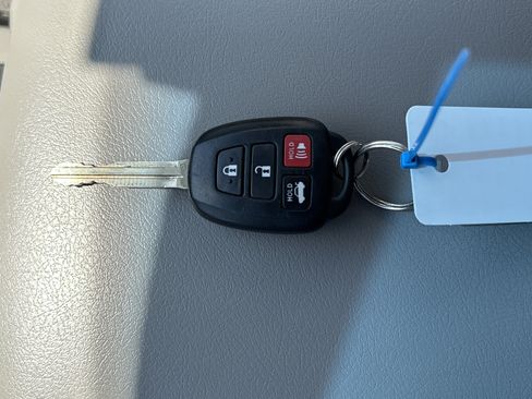 Used 2012 Toyota Camry LE FWD image 33