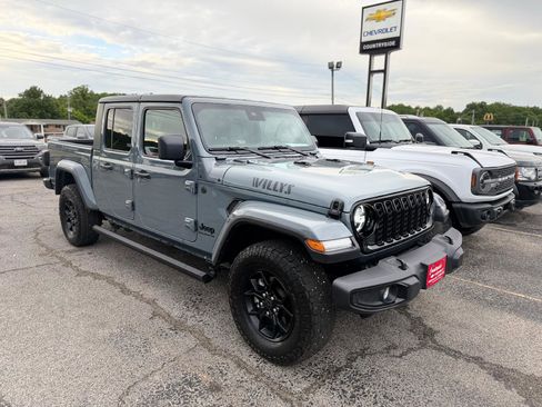 Used 2025 Jeep Gladiator Sport AWD/4WD image 1
