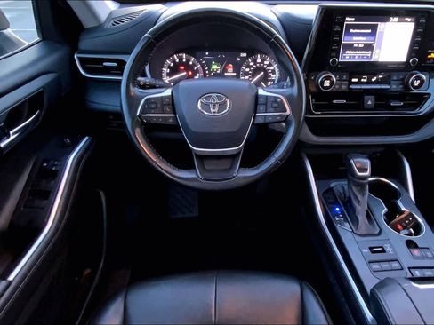Used 2022 Toyota Highlander XLE image 7
