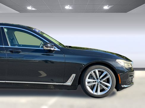 Used 2019 BMW 750i w/ Executive Package image 35
