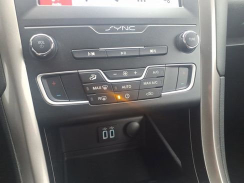 Used 2019 Ford Fusion SE image 18