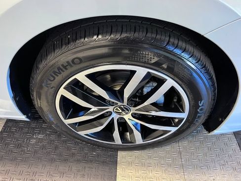 Certified 2025 Volkswagen Jetta SE FWD image 9