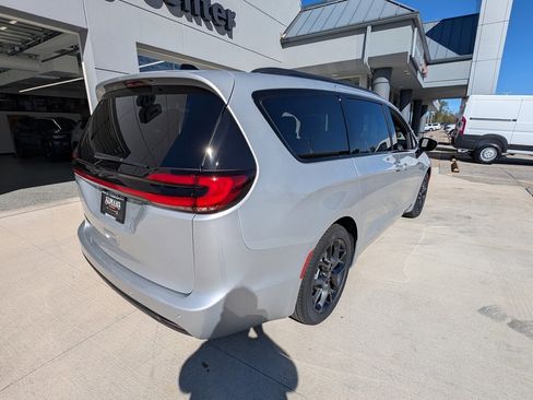 New 2026 Chrysler Pacifica Select w/ S Appearance Package image 5