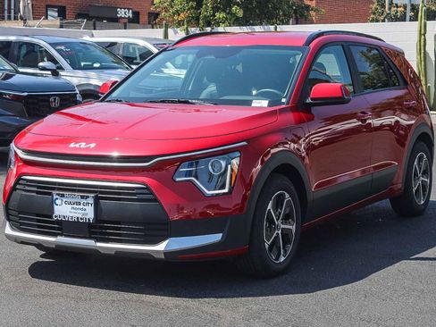 Used 2025 Kia Niro LX FWD image 3