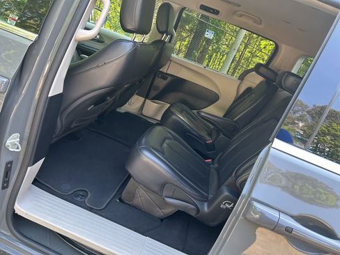 Used 2022 Chrysler Pacifica Touring-L FWD image 24