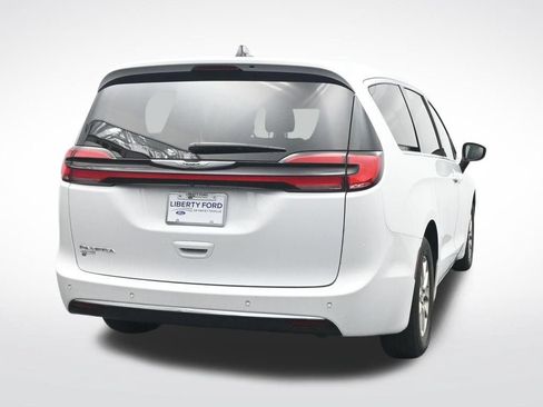 Used 2025 Chrysler Pacifica Select FWD image 7