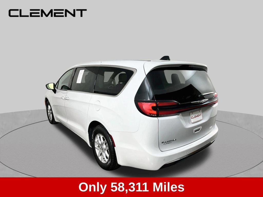 Used 2024 Chrysler Pacifica Touring-L FWD image 8