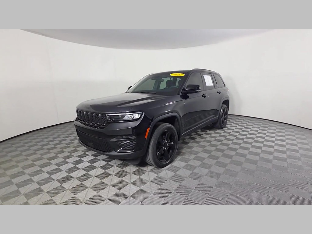 Used 2023 Jeep Grand Cherokee Altitude AWD/4WD image 17
