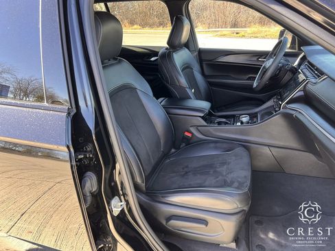 Used 2023 Jeep Grand Cherokee Altitude image 27