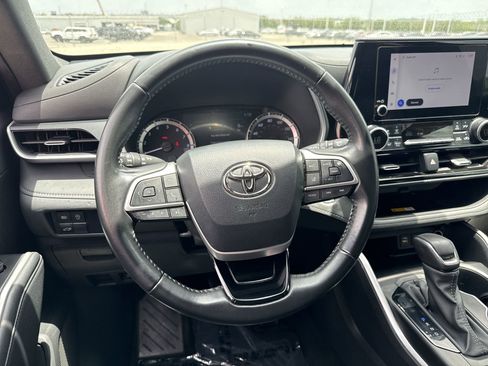 Used 2023 Toyota Highlander XSE FWD image 11