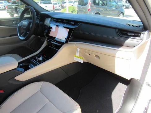 New 2026 Jeep Grand Cherokee Limited w/ Luxury Tech Group II RWD image 10