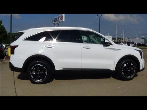 Used 2024 Kia Sorento S image 6