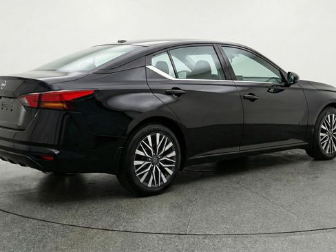 Used 2025 Nissan Altima 2.5 SV FWD image 9