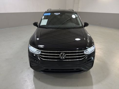 Certified 2024 Volkswagen Tiguan SE w/ Panoramic Sunroof Package AWD/4WD image 3