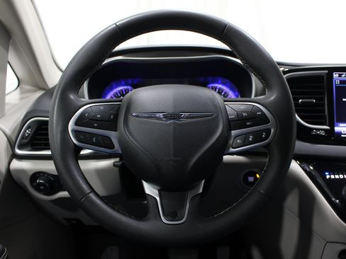 Used 2023 Chrysler Pacifica Touring-L FWD image 11