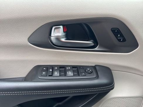 Used 2023 Chrysler Pacifica Touring-L image 21