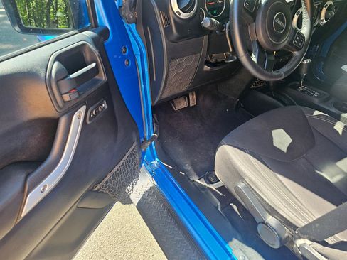 Used 2015 Jeep Wrangler Unlimited Sahara AWD/4WD image 5