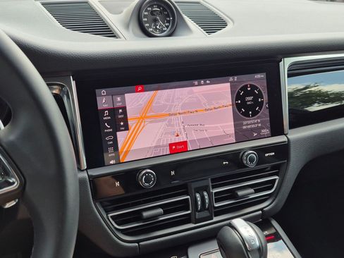 Certified 2026 Porsche Macan AWD/4WD image 17