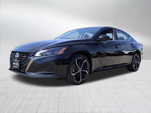 Used 2025 Nissan Altima 2.5 SR AWD/4WD image 3