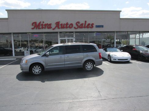 Used 2015 Chrysler Town & Country Touring w/ Driver Convenience Group image 2