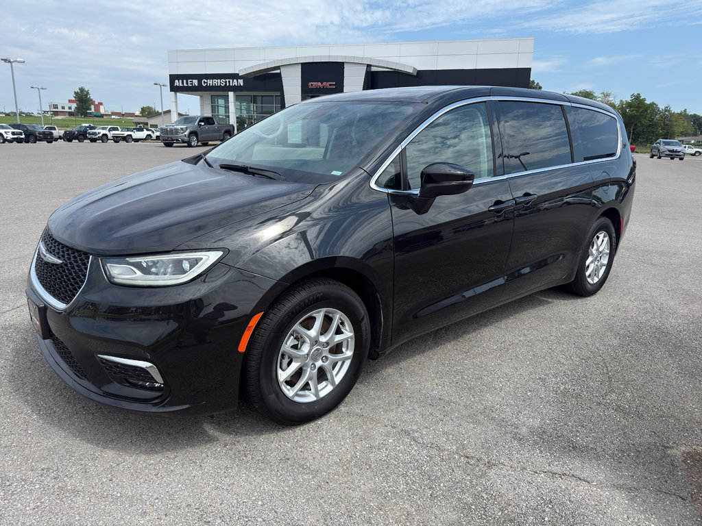 Used 2023 Chrysler Pacifica Touring-L FWD image 1