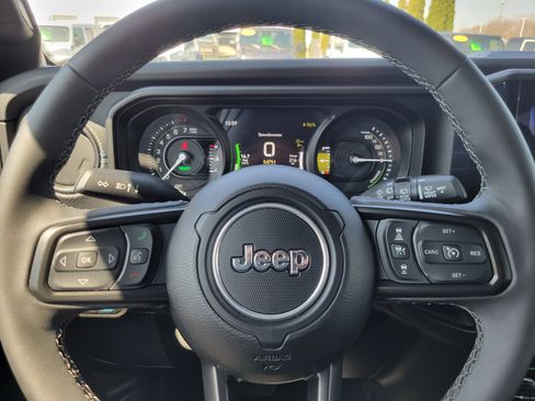 Used 2025 Jeep Wrangler Unlimited Rubicon 4xe w/ Safety Group AWD/4WD image 8