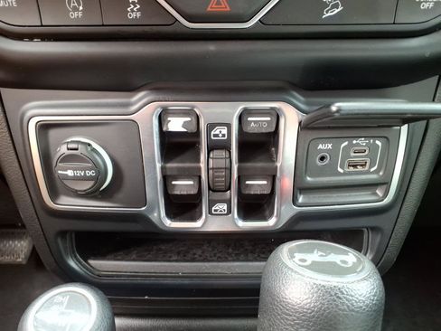 Used 2019 Jeep Wrangler Unlimited Sahara AWD/4WD image 21