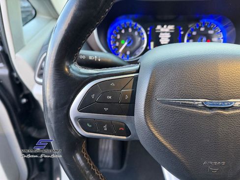 Used 2019 Chrysler Pacifica Touring-L image 37