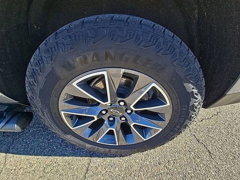 Used 2023 Chevrolet Suburban Z71 w/ Luxury Package image 32