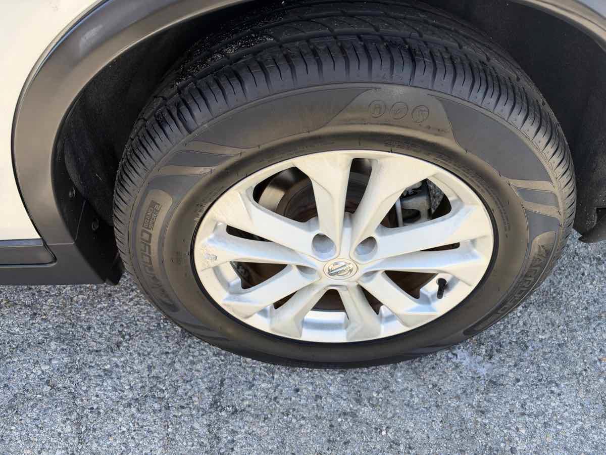 Used 2016 Nissan Rogue SV FWD image 8