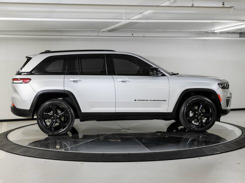 Used 2024 Jeep Grand Cherokee Limited w/ Black Appearance Package image 8