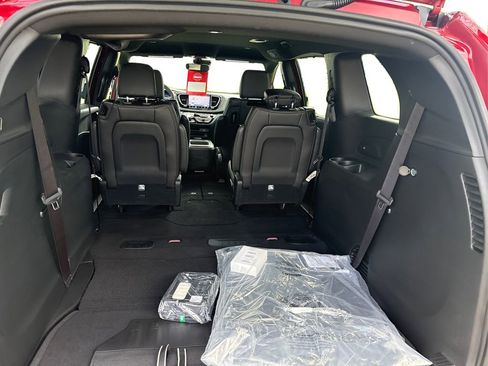New 2026 Chrysler Pacifica Select image 11