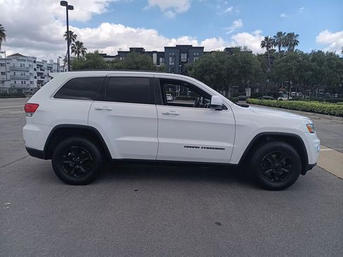 Used 2017 Jeep Grand Cherokee Laredo image 4
